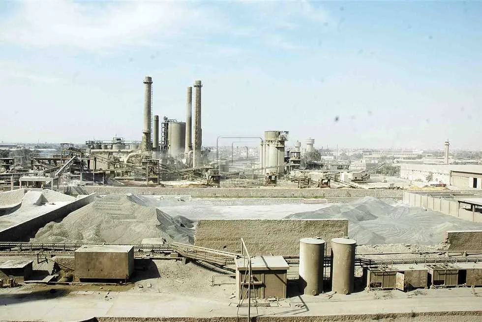 لا يوجد حريق بالقرب من مجمع مصانع حلوان للأسمنت في مصر.. والصور 