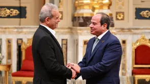 الصورة المتداولة للسيسي مع خامنئي