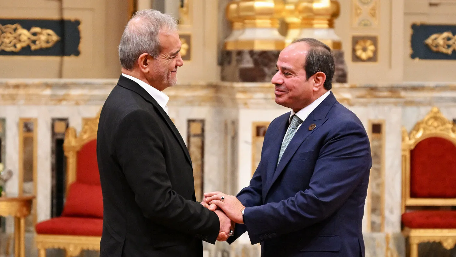 الصورة المتداولة للسيسي مع خامنئي