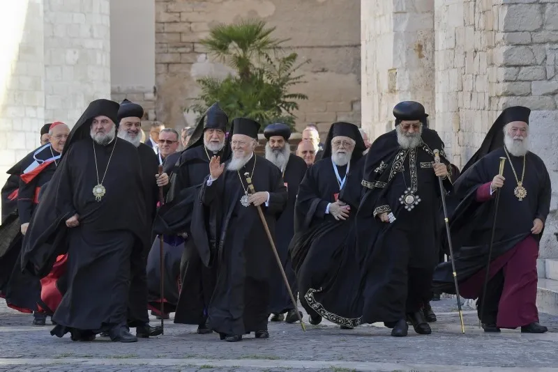 حسابات غربية وإسرائيلية تستخدم صورة مضللة للادعاء بوجود حملة تستهدف المسيحيين بسوريا