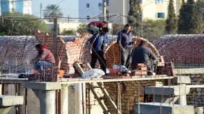 هل منع مرسوم رئاسيٌ في تونس تشغيل الأجانب؟