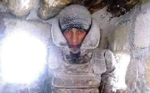 صورة متداولة لجندي محاط بالثلج في سيناء.. 