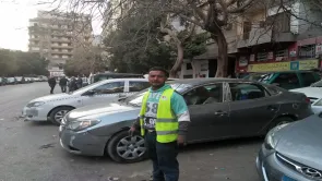 مسؤول ينفي إلزام المواطن بسداد رسوم مقابل ركن سيارته أمام منزله.. ما الحقيقة؟