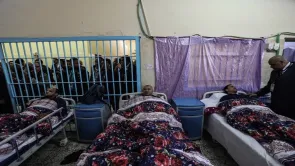 الرعاية الصحية بالسجون.. سجال بين وزارة الداخلية والناشط علاء عبد الفتاح و3 منظمات حقوقية