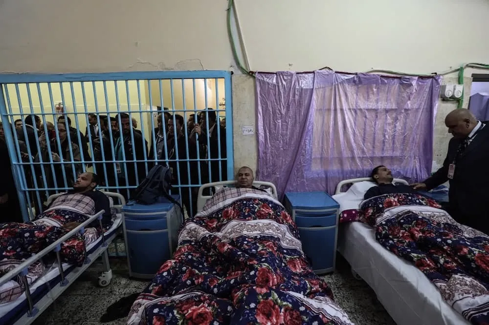 الرعاية الصحية بالسجون.. سجال بين وزارة الداخلية والناشط علاء عبد الفتاح و3 منظمات حقوقية