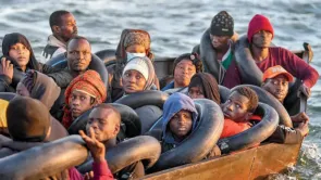 فيديو استعراض مهاجرين غير نظاميين للأسلحة البيضاء ليس في تونس