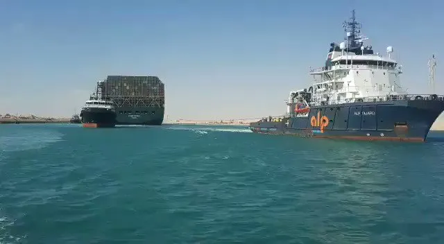 ما هو عدد السفن التي تعبر قناة السويس سنويًا؟