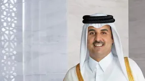 الشخص الذي عانقه أمير قطر في المدرجات ليس 