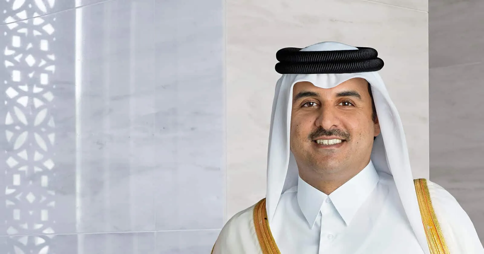 الشخص الذي عانقه أمير قطر في المدرجات ليس 