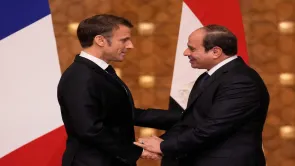 الرئيس الفرنسي لم يتعرض لإلقاء البيض على وجهه في مصر