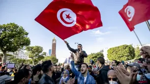 صور الوقفة الاحتجاجية لداعمي رئيس تونس 