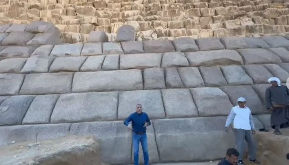 قصة تغليف الهرم المصري الأصغر.. استعادة لمظهره القديم أم تشويه للتاريخ؟