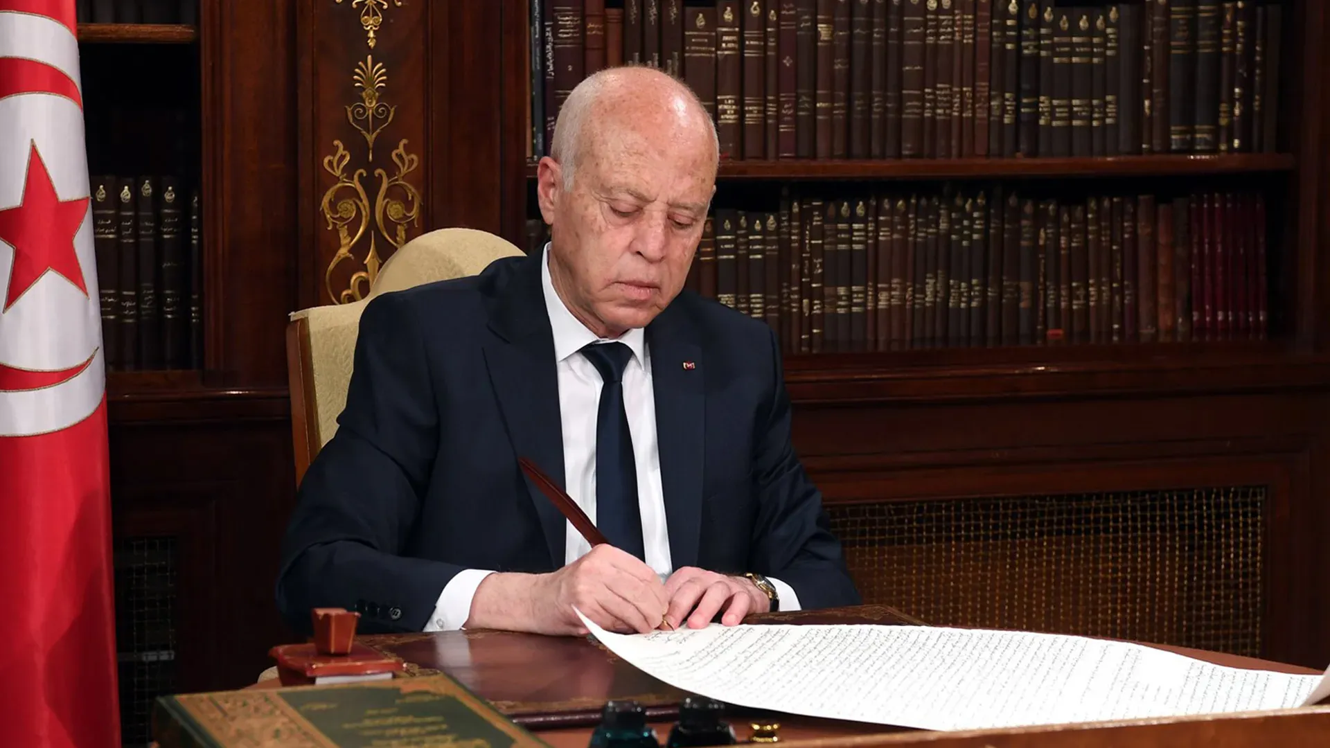 الادعاء بأنه لا توجد حصانة قانونية لرئيس الجمهورية أثناء توليه لمهامه وبعدها 