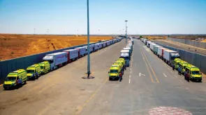 الادعاء بانتظار سيارات المساعدات أمام معبر رفح لدخول غزة 