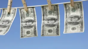 مصر ليست من الدول الأولى عالميا في مكافحة غسيل الأموال كما يدعي أحمد موسى