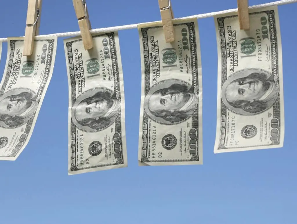 مصر ليست من الدول الأولى عالميا في مكافحة غسيل الأموال كما يدعي أحمد موسى