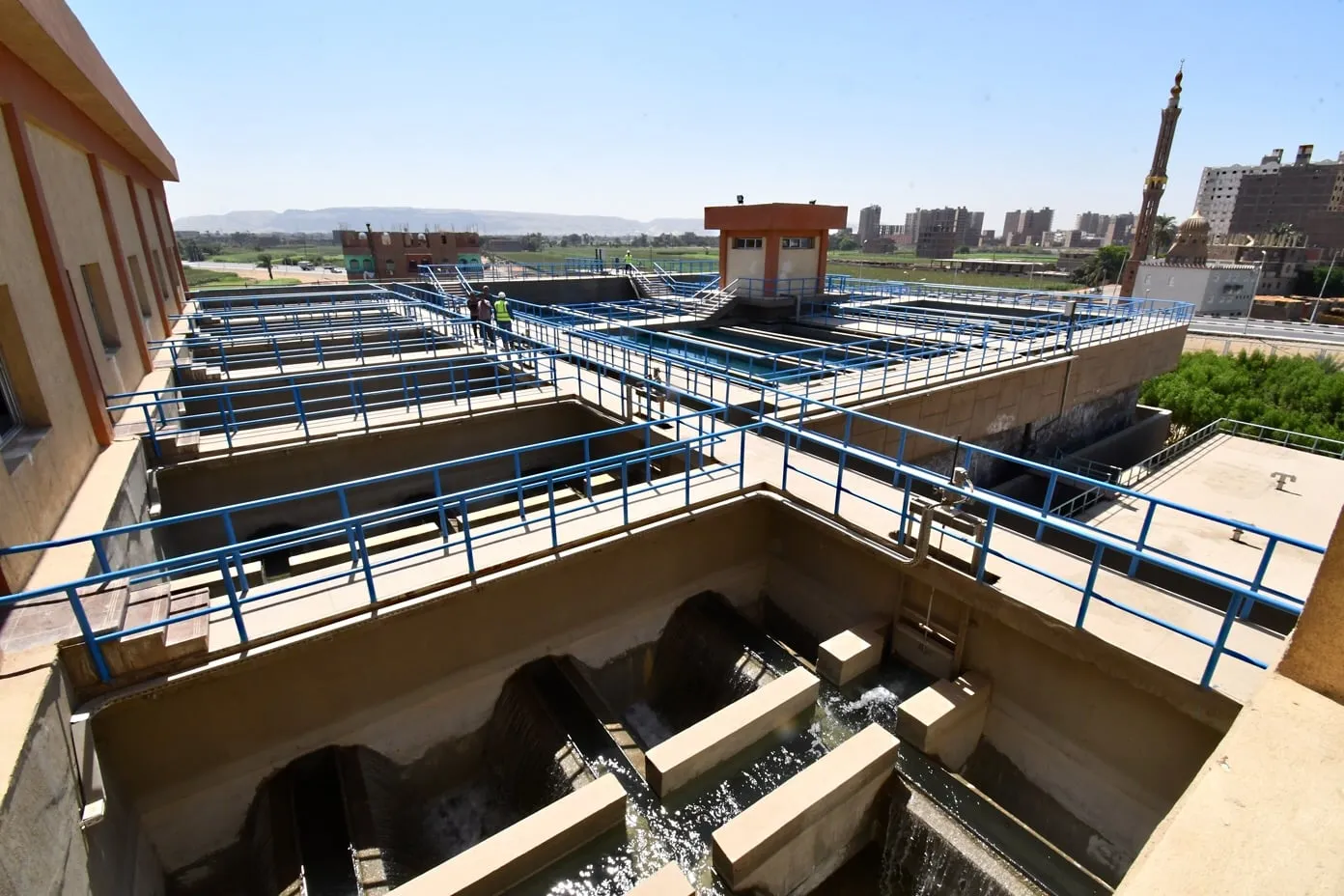 عدد وتكلفة مشروعات المياه والصرف بأسيوط.. تضارب بين أرقام المحافظ ووزير الإسكان